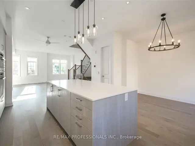 Luxury 4-Bed Townhome in Mineola East - Modern & Elegant