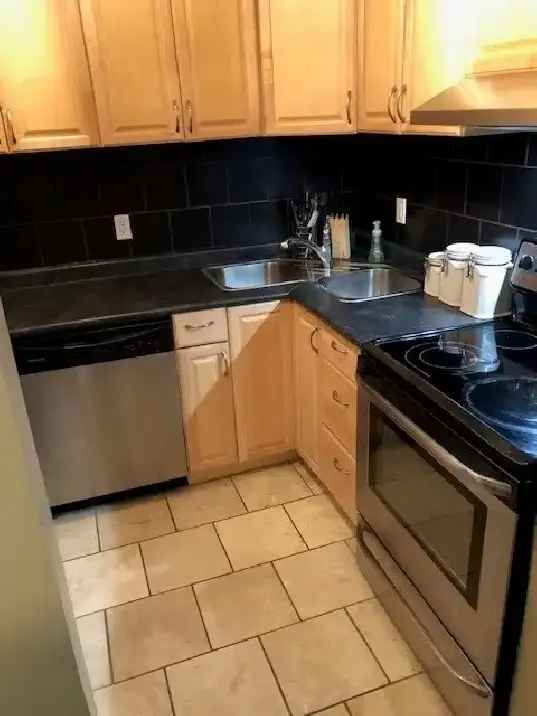 Rent Bright 1 Bedroom Condo in Oliver with In-suite Laundry and Large Patio