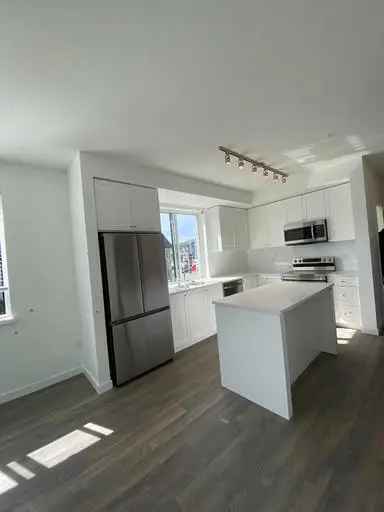 Spacious 3 Bed 2 Bath Corner Unit in Fleetwood Village