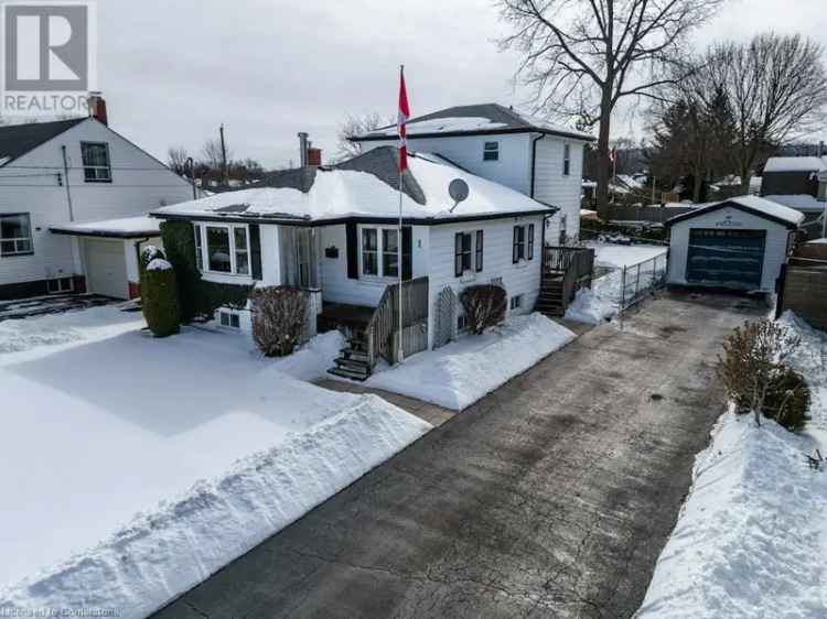 House For Sale in 1, Tupper Boulevard, Grimsby, Ontario