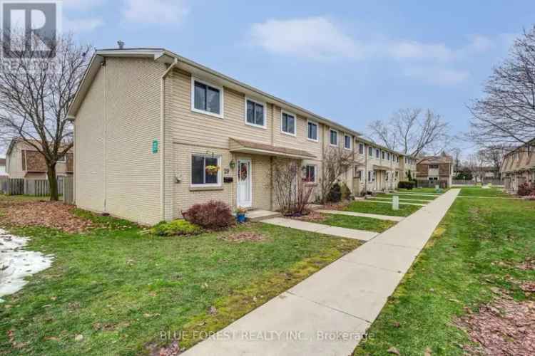 3 Bed 2 Bath Townhome South London - Updated Laminate, Private Yard