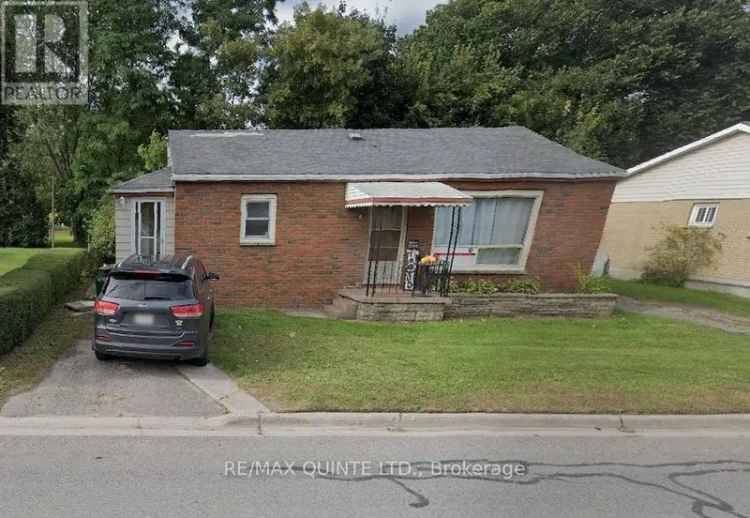 Cozy 2 Bedroom Bungalow Near Amenities