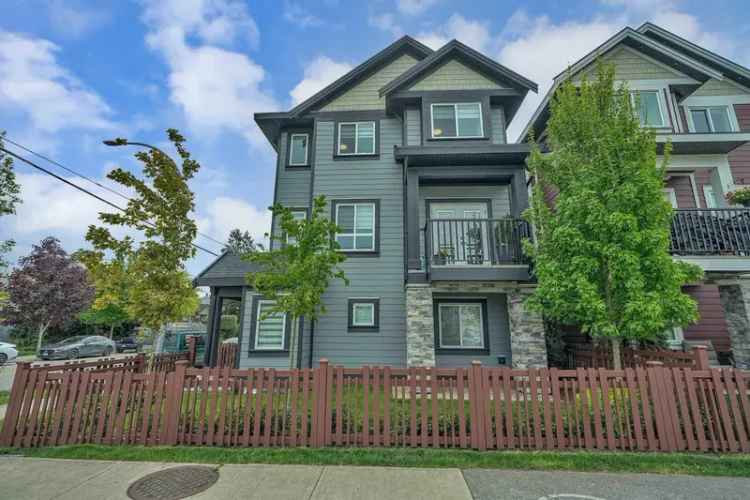 A $1,259,000.00 House/Single Family with 3 bedrooms in Queensborough, New Westminster