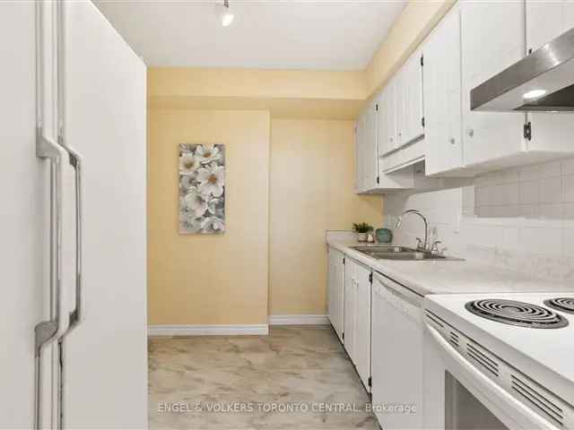 Condo For Sale in Montrose, British Columbia