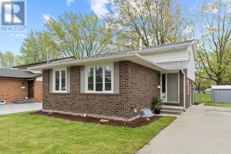 4 Level Back Split Family Home 3 1 Bedrooms 15 Bathrooms Leamington ON