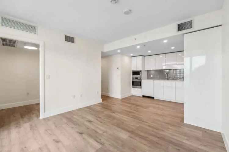 Surrey City Centre Condo: 1 Bed 1 Den 728 sq ft