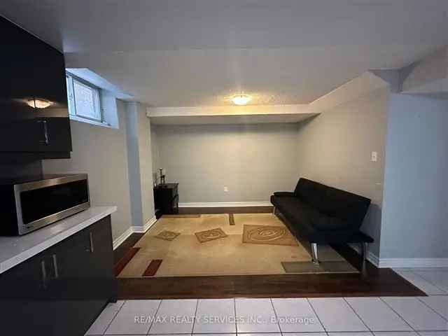 Renovated 2 Bedroom Basement Apartment Quiet Neighborhood