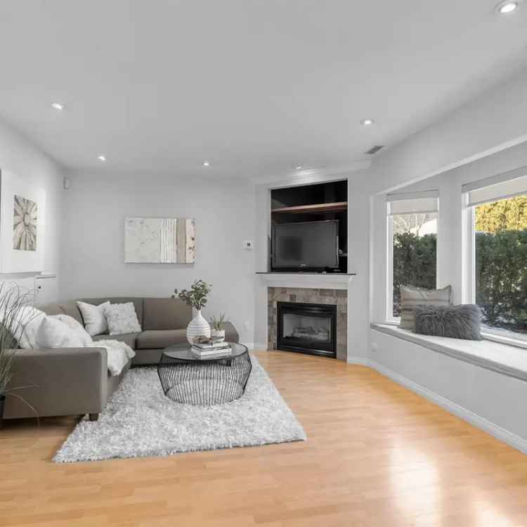 Townhouse for Sale Lower Lonsdale 2 Beds 2 Parking