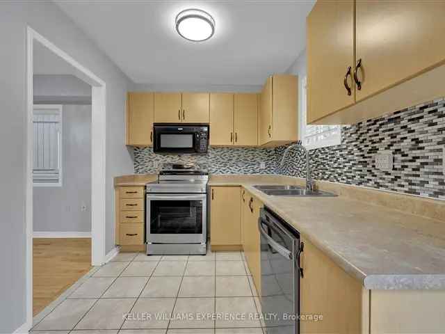 Townhouse For Sale in 27, Admiral Crescent, Essa, Ontario