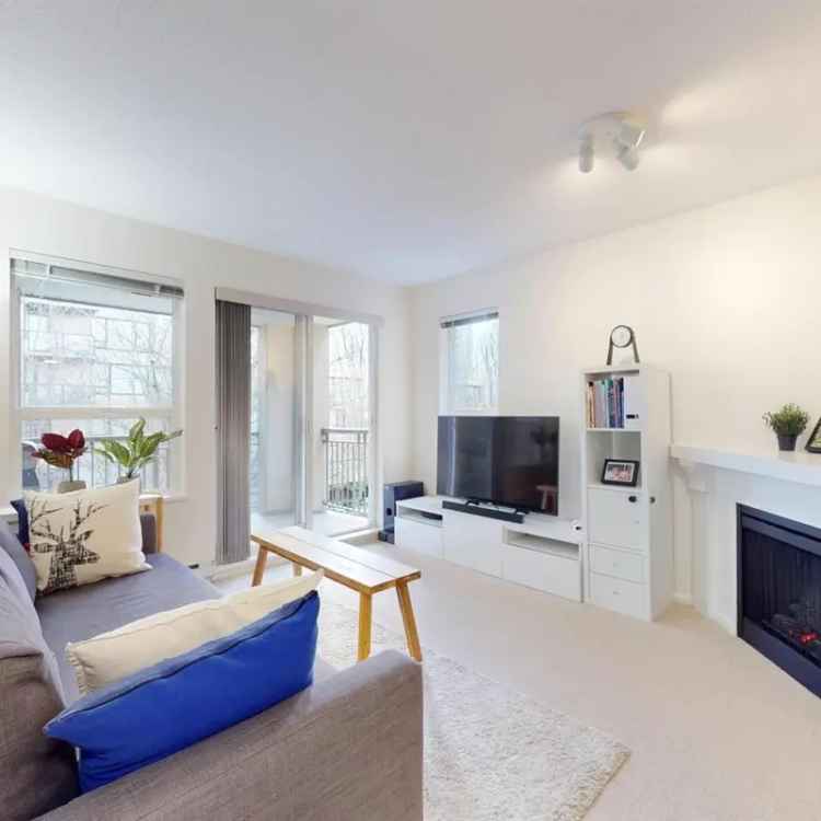 2 Bed 2 Bath Apartment in Kensington Court with Parking and Amenities