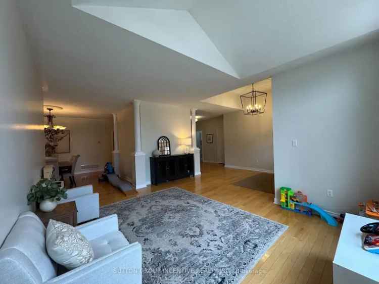 Executive Bungalow with Pool Close to Lake