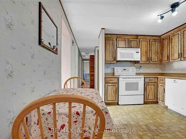 3 Bedroom 2 Bathroom Home Near Lindsay and Fenelon Falls