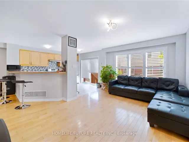 Townhouse For Sale in Pickering, Ontario