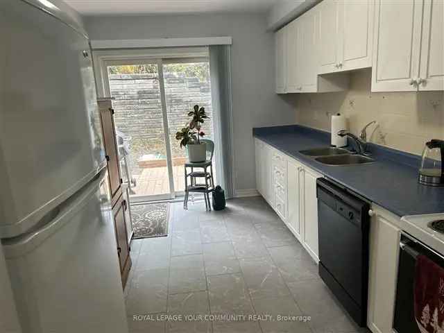 Townhouse For Sale in Georgina, Ontario