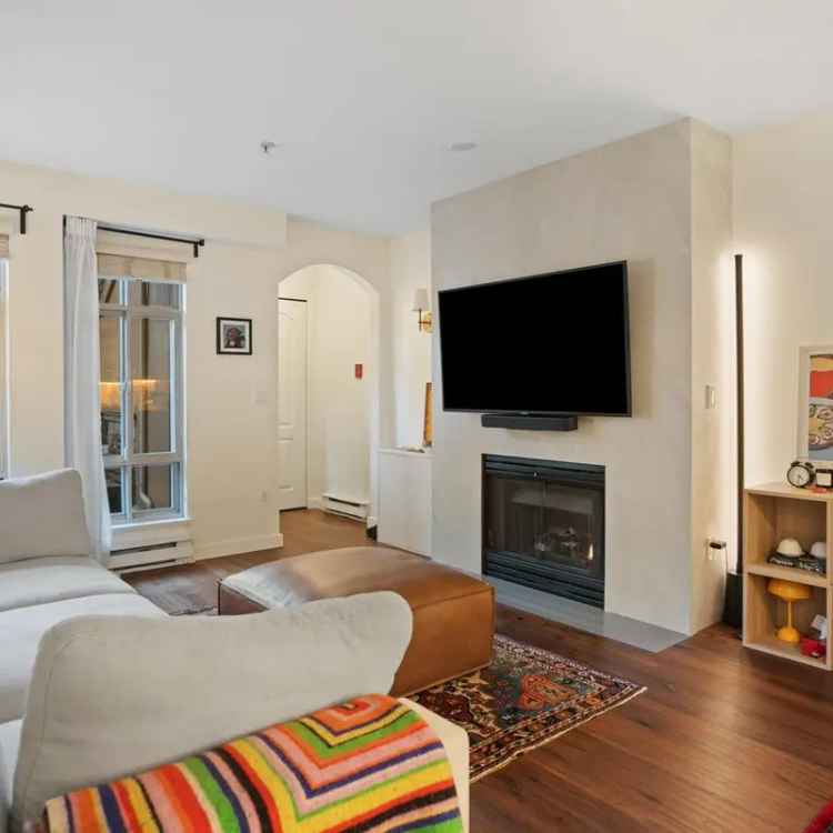 Kitsilano Spanish Townhouse 1 Bed + Den - Fully Renovated