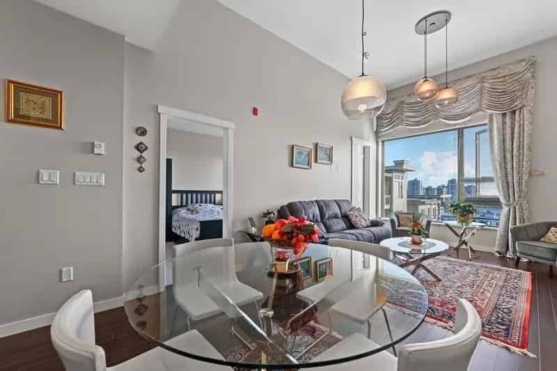 Top Floor Anderson Walk Apartment with City Views