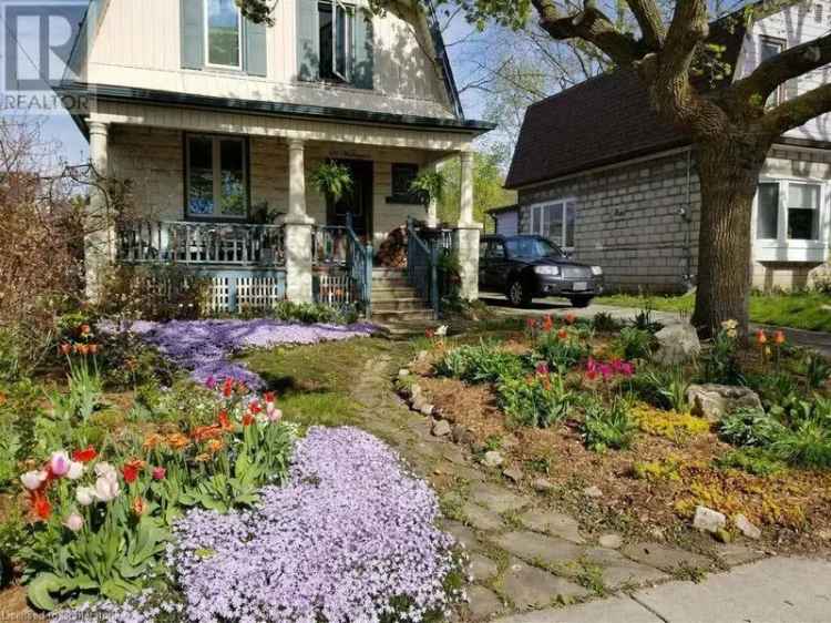 Rent Detached Home in Downtown Dundas with 3 Bedrooms and 1 Bath