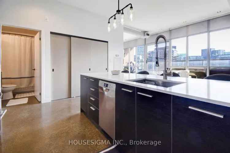 Corktown Loft: Modern Open Concept with Balcony and Parking