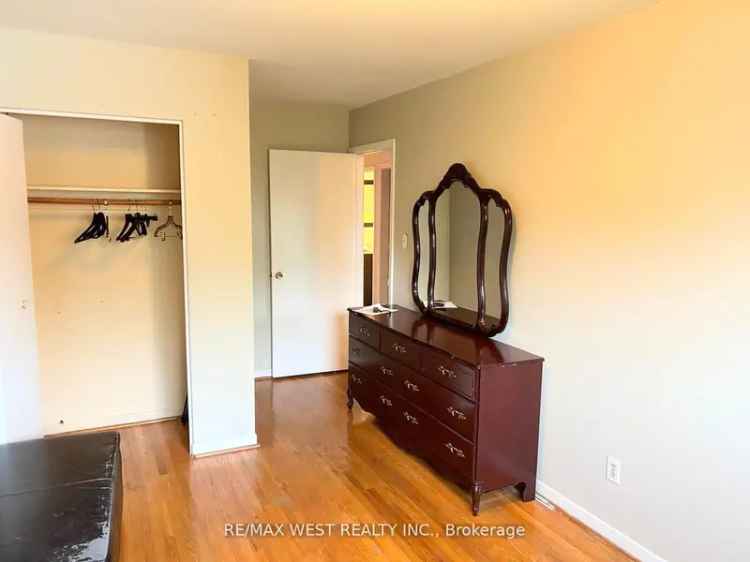 House For Sale in Mississauga, Ontario