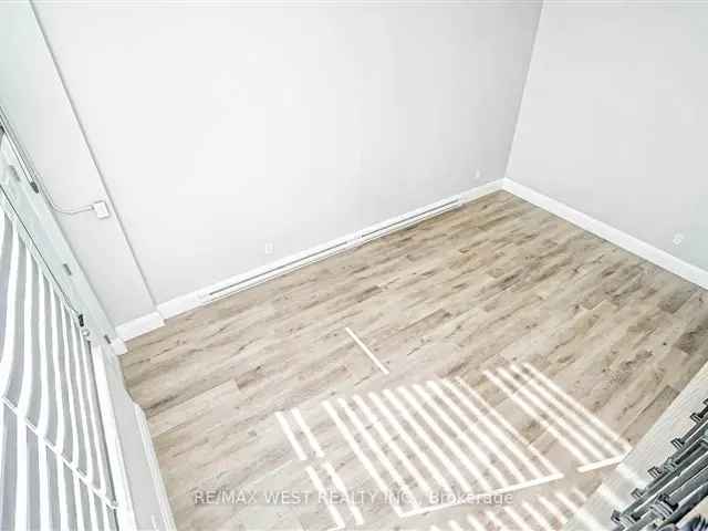 1365 Sq Ft Renovated End Unit Home Near Square One