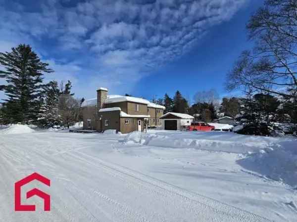 14-Bedroom Commercial Building for Sale in Laurentians