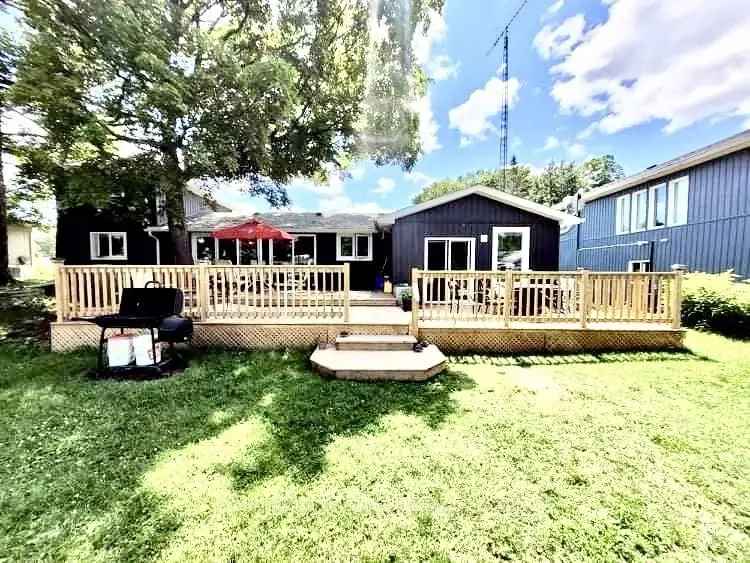 Sturgeon Lake Bungalow - Newly Renovated Waterfront Home