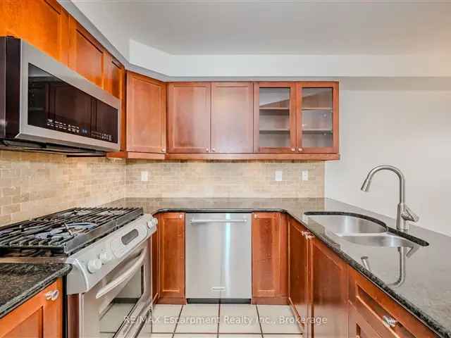 Bright End-Unit Freehold Townhouse in West Oak Trails