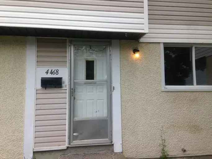 3 Bedroom Townhouse near St Laurent Mall Ottawa