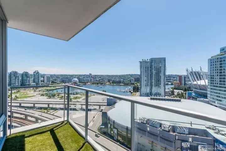 Yaletown Corner Unit 2 Bed + Den + Solarium Amazing Views