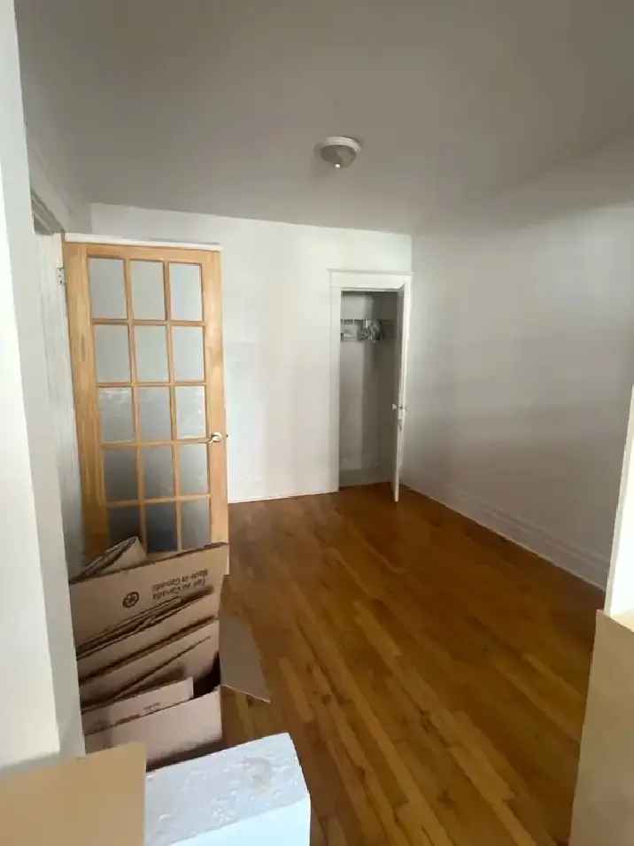 Large Room for Rent Near Verdun Metro Long Term