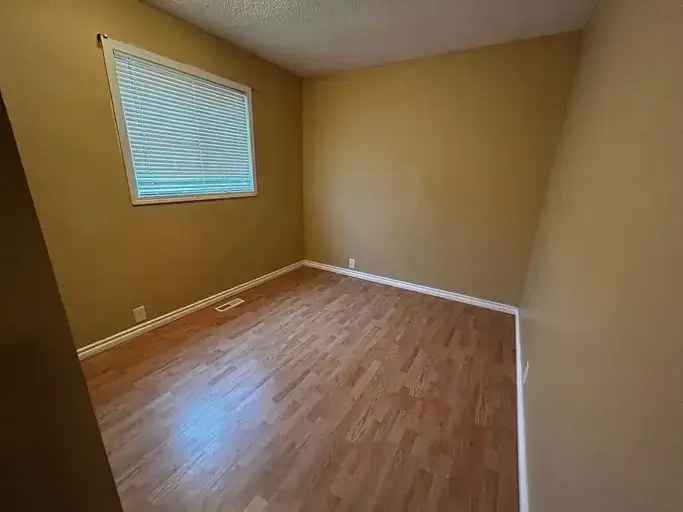 Rent Town House in Edmonton with 3 Bedrooms and Fenced Backyard