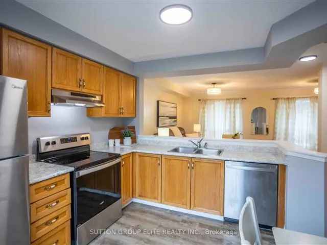 Stunning Aurora 3-Bedroom Condo Townhouse Near Plaza and Go Train