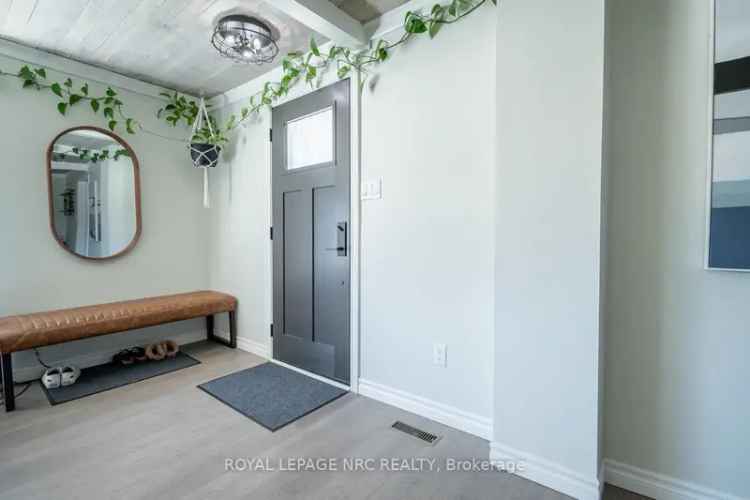 Updated Century Home in Jordan Station Near Wineries and Trails