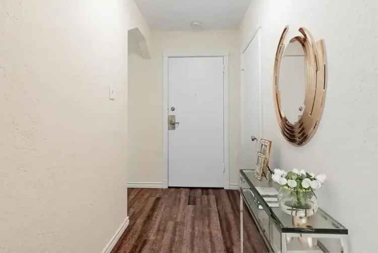 Apartment For Rent in 725, Eglinton Avenue West, Toronto, Ontario