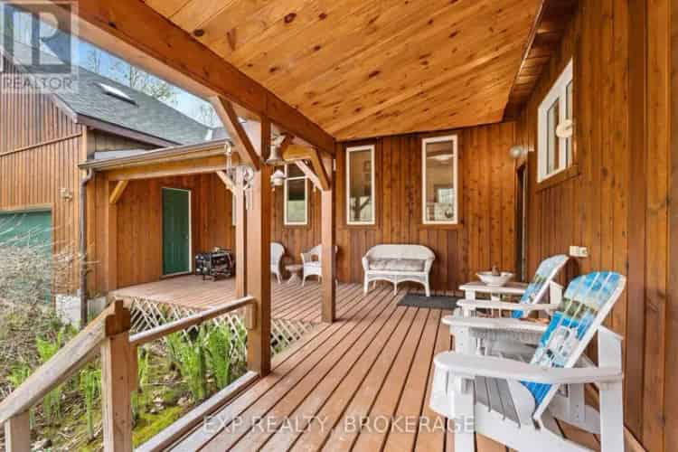 Country Escape near Rideau Canal - Vaulted Ceilings, Massive Garage