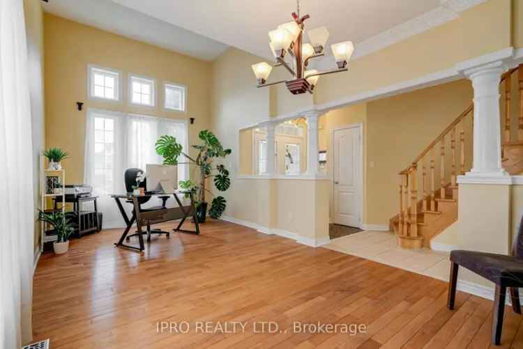 Stunning 4 2 Bedroom Detached Home Hardwood Floors Family Room