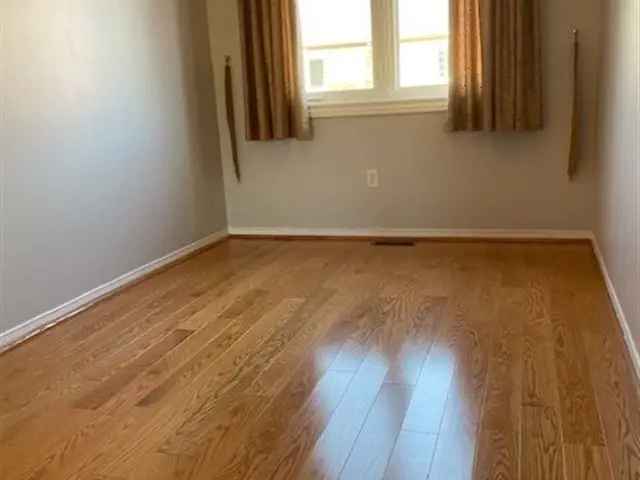 Freehold Townhouse Near 407 404 Highway 7 Leslie No Maintenance Fee