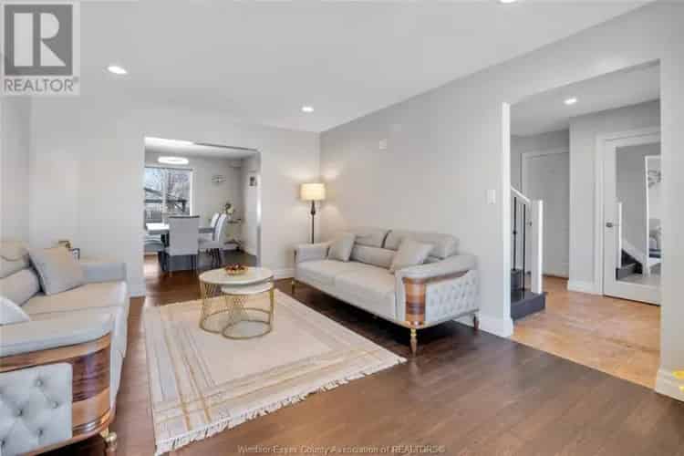 3 Bedroom 2 Storey Home in Leamington with Upgraded Kitchen and Huge Backyard