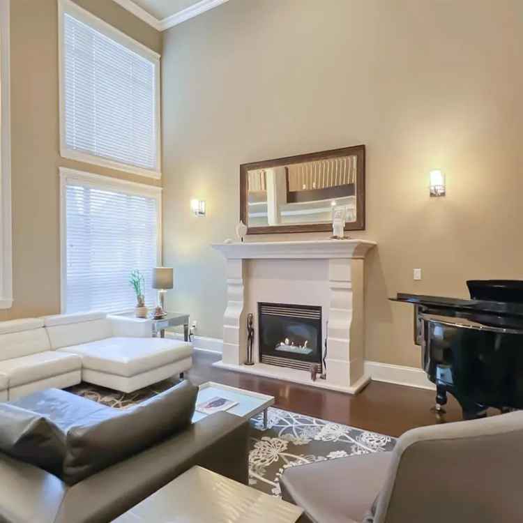 House for sale in Richmond with 6 bedrooms and gourmet kitchen