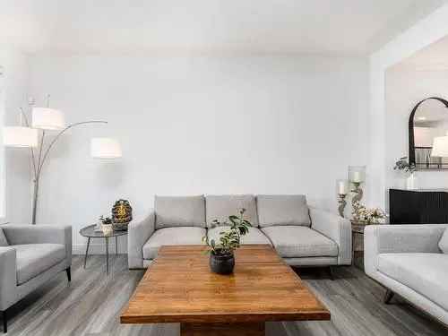 Stunning 2-Storey Home in Keswick with Separate Entrance