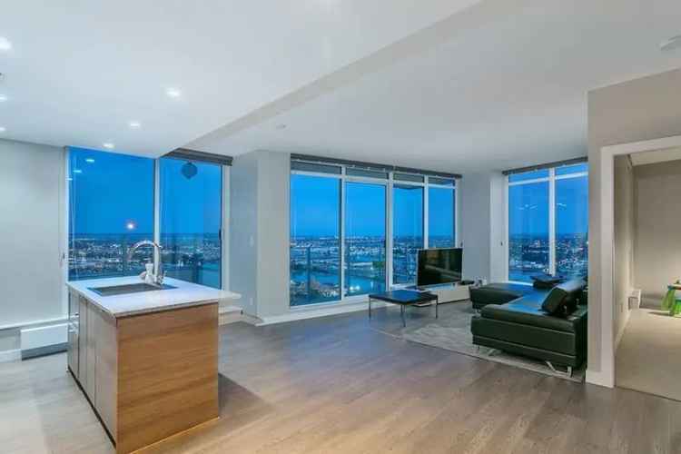 Rent Apartment 2 Bedrooms Sub Penthouse in Urban Location with Views