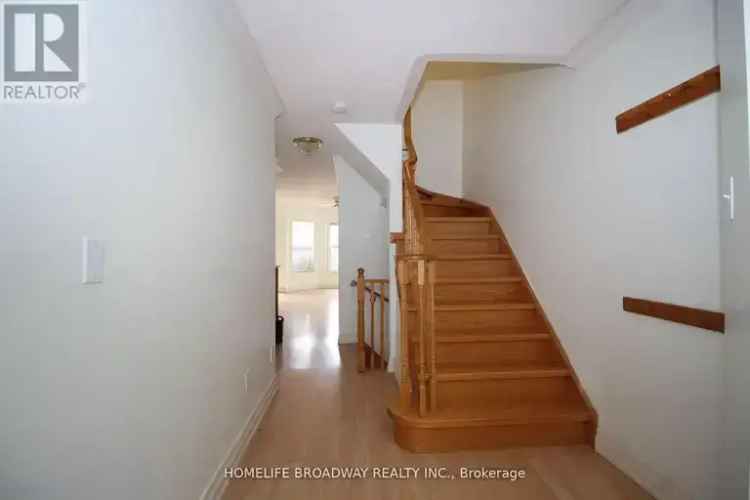Bright Townhouse in Aurora Near Hwy 404 and GO Station
