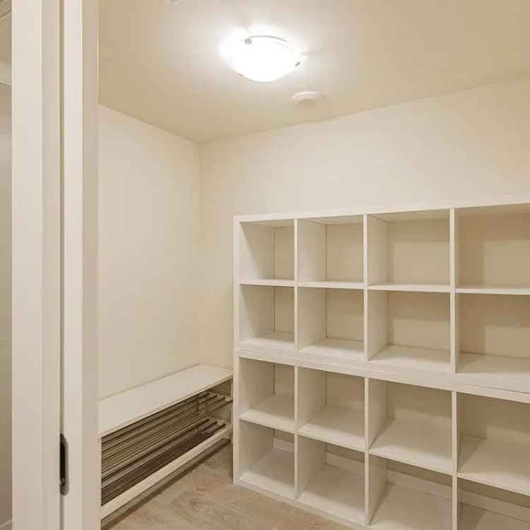 Spacious 2 Bed 2 Bath Condo Near Skytrain - Prime Richmond Location