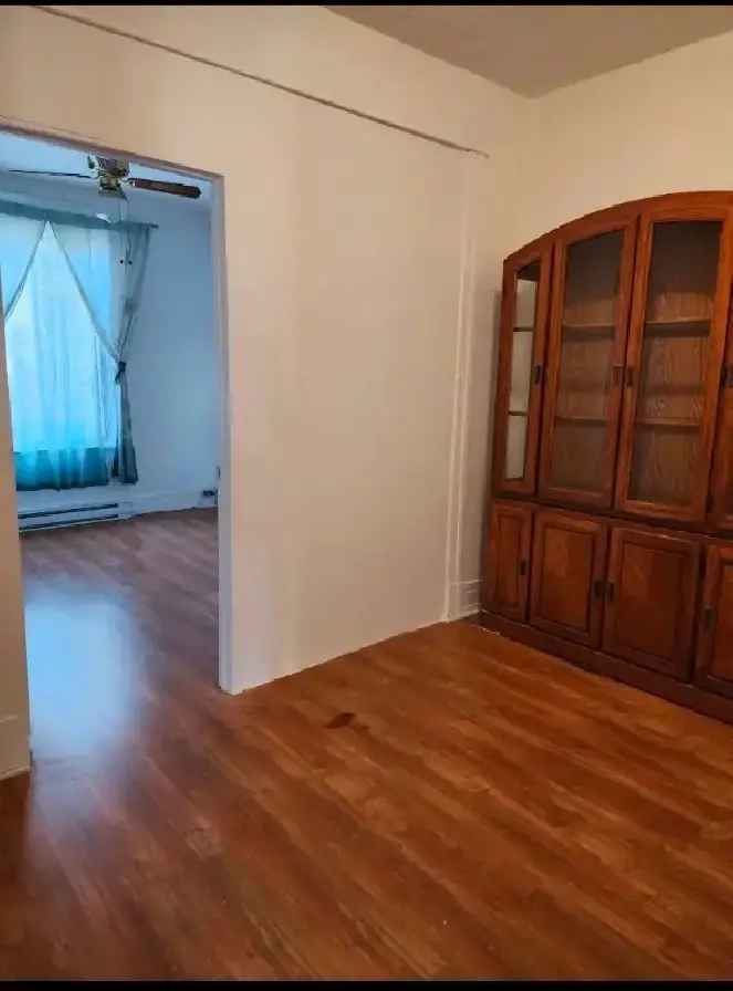 Rosemont 3-Bedroom Apartment for Rent