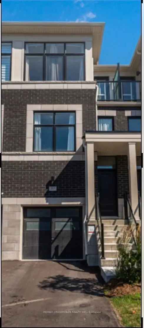 4 Bed 4 Bath Townhome Near Hwy 401 and Go Station