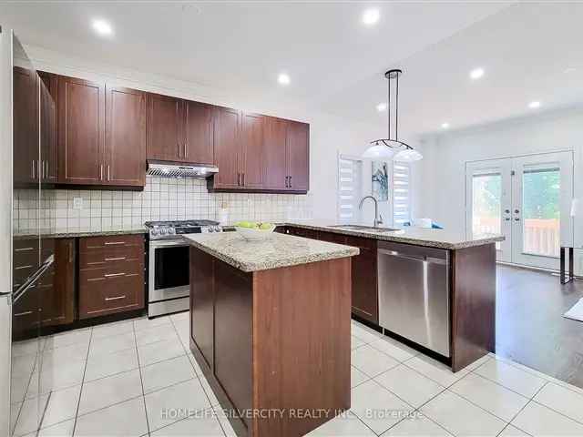 Townhouse For Sale in Oakville, Ontario