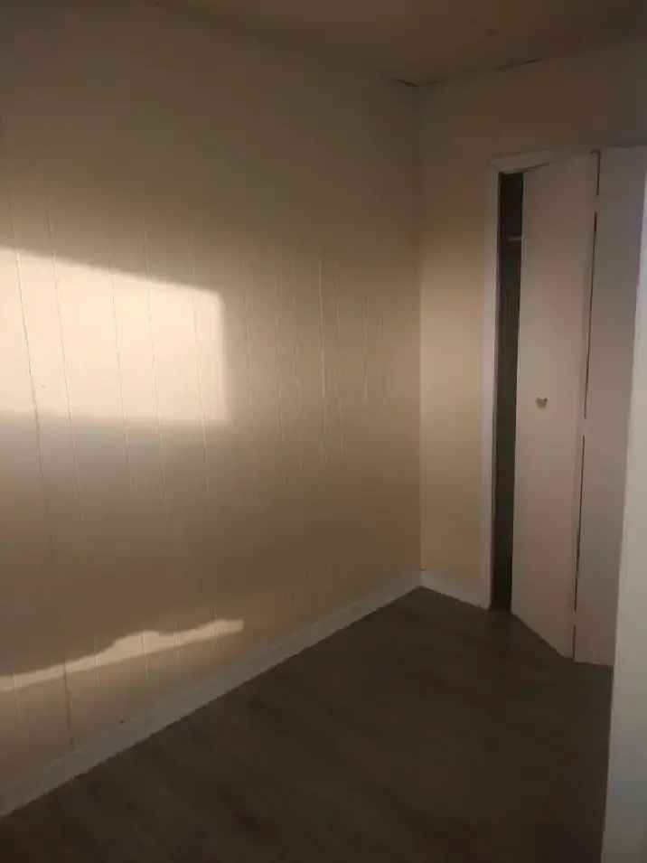 Rent Small Room Available