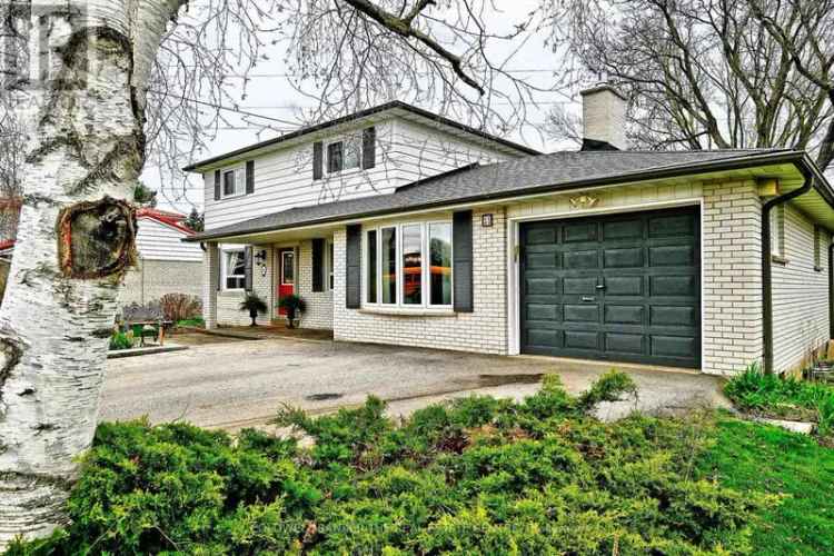 3-Bedroom Home in Holland Landing Huge Lot Hot Tub