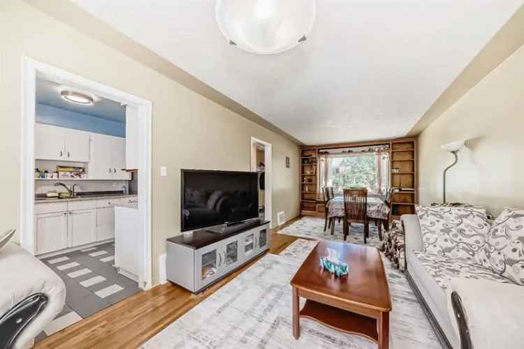 House For Sale in Calgary, Alberta