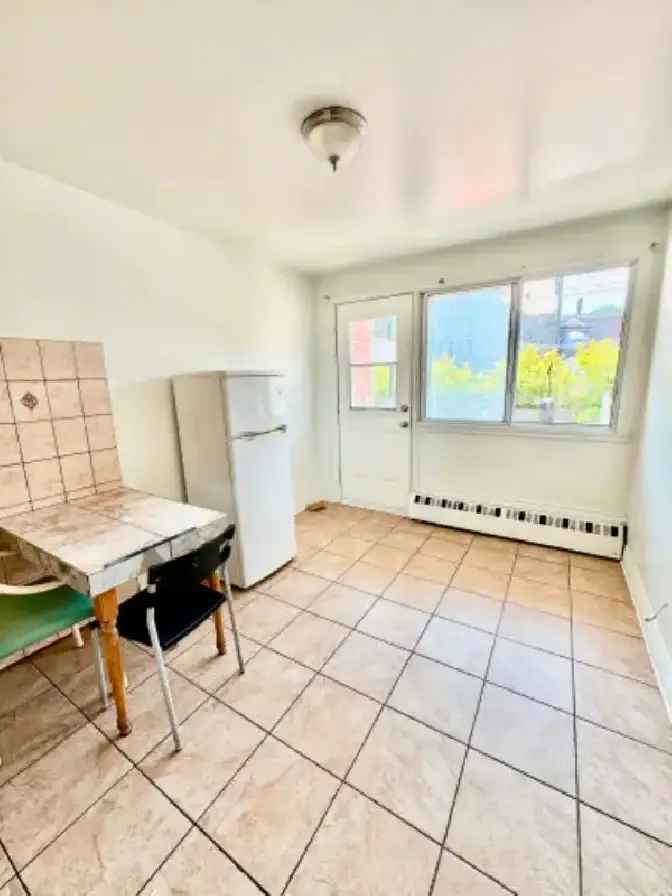 Metro Laurier, studio avec petite chambre, 900$